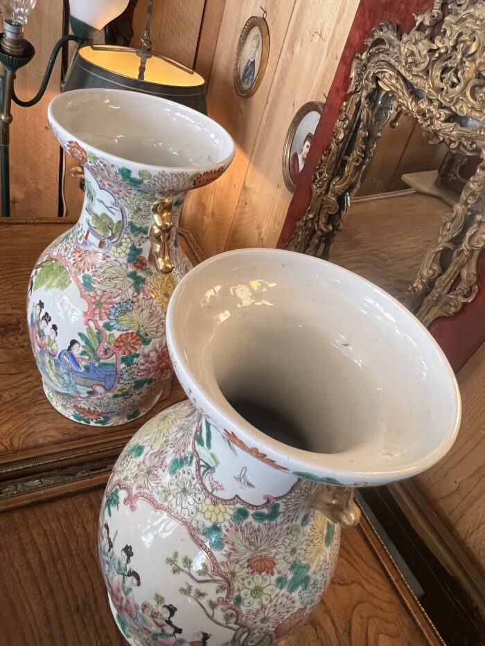 Paire de vases en porcelaine de Chine, décor d'une famille et fleurs, XXe, tampon rouge