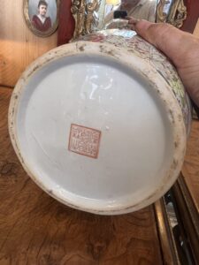 Paire de vases en porcelaine de Chine, décor d'une famille et fleurs, XXe, tampon rouge