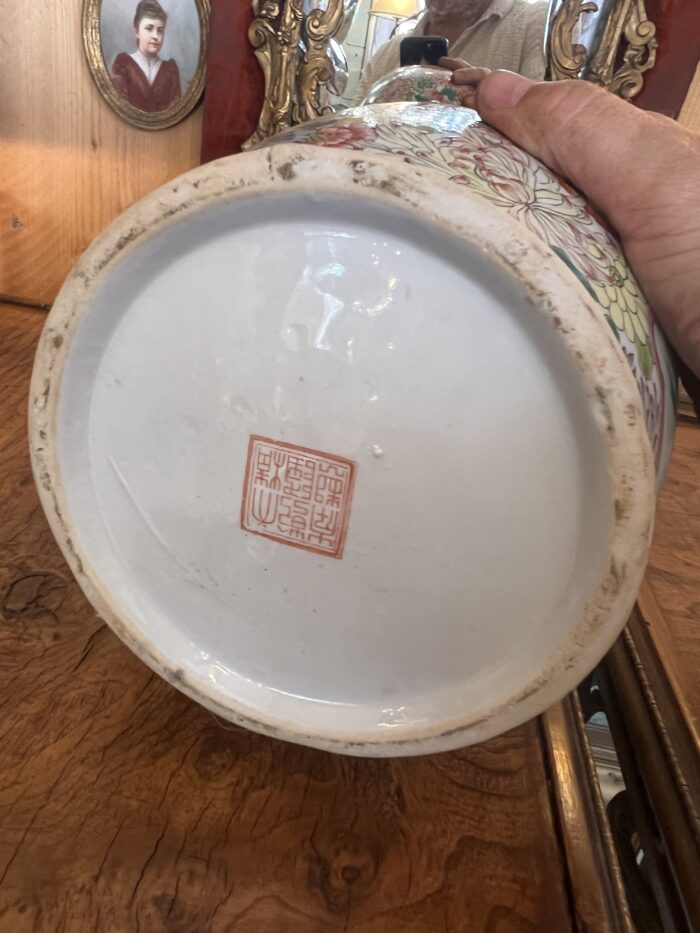 Paire de vases en porcelaine de Chine, décor d'une famille et fleurs, XXe, tampon rouge