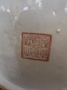 Paire de vases en porcelaine de Chine, décor d'une famille et fleurs, XXe, tampon rouge