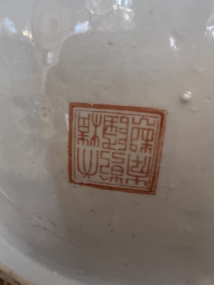 Paire de vases en porcelaine de Chine, décor d'une famille et fleurs, XXe, tampon rouge