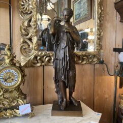 Sculpture en bronze de la Diane de Gabies, ornée d'une patine brune, époque XIXe siècle.