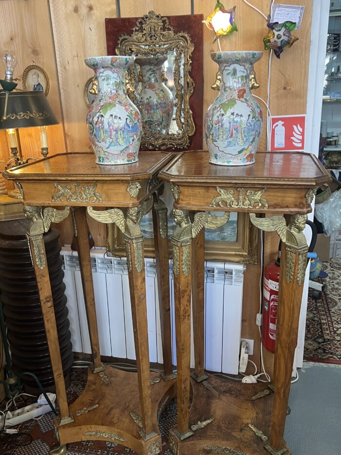 Paire de vases en porcelaine de Chine, décor d'une famille et fleurs, XXe, tampon rouge