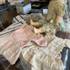 Corps de poupée Jumeau, taille 6, sans la tête mais avec vêtements et perruque, tampon rouge