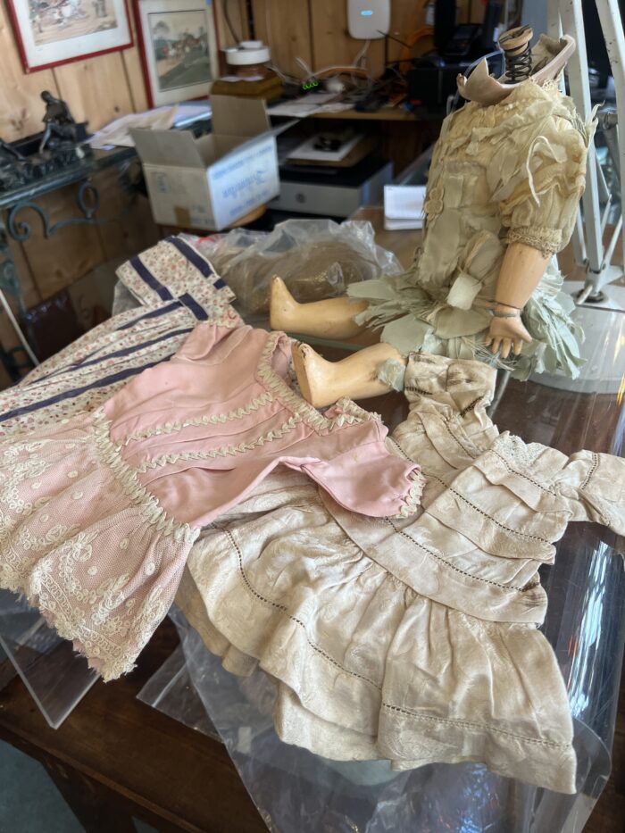 Corps de poupée Jumeau, taille 6, sans la tête mais avec vêtements et perruque, tampon rouge