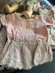Corps de poupée Jumeau, taille 6, sans la tête mais avec vêtements et perruque, tampon rouge