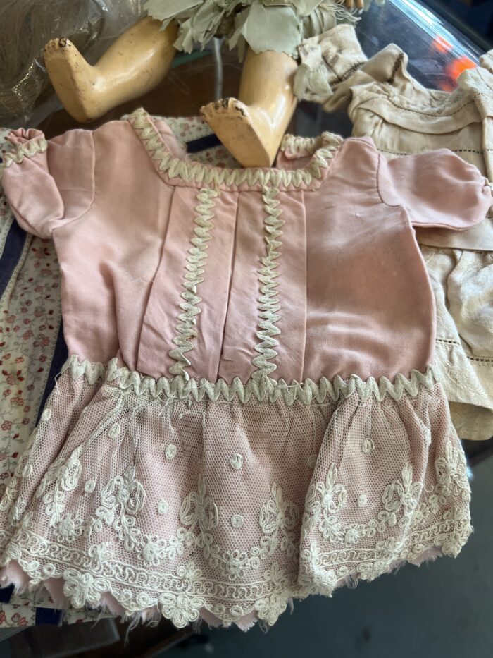 Corps de poupée Jumeau, taille 6, sans la tête mais avec vêtements et perruque, tampon rouge
