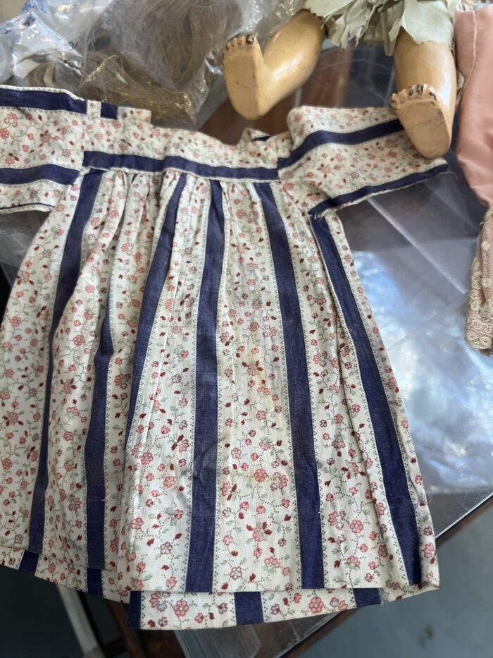 Corps de poupée Jumeau, taille 6, sans la tête mais avec vêtements et perruque, tampon rouge