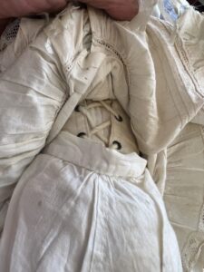 Corps de poupée Jumeau, taille 6, sans la tête mais avec vêtements et perruque, tampon rouge