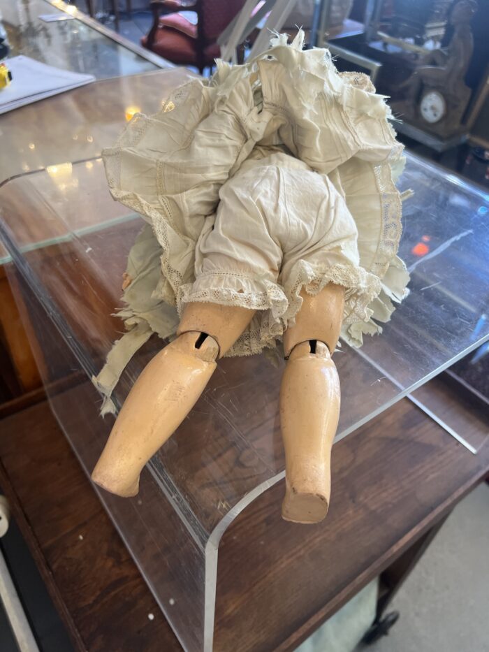 Corps de poupée Jumeau, taille 6, sans la tête mais avec vêtements et perruque, tampon rouge