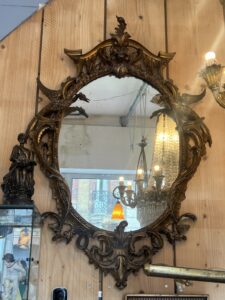 Grand miroir en bois doré, richement sculpté de dragon ailés, époque XIXe siècle