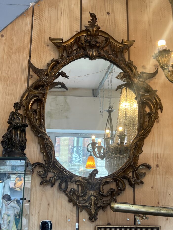 Grand miroir en bois doré, richement sculpté de dragon ailés, époque XIXe siècle