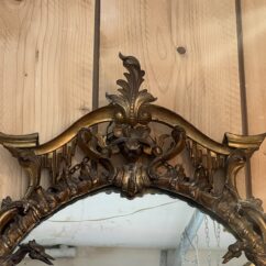 Grand miroir en bois doré, richement sculpté de dragon ailés, époque XIXe siècle