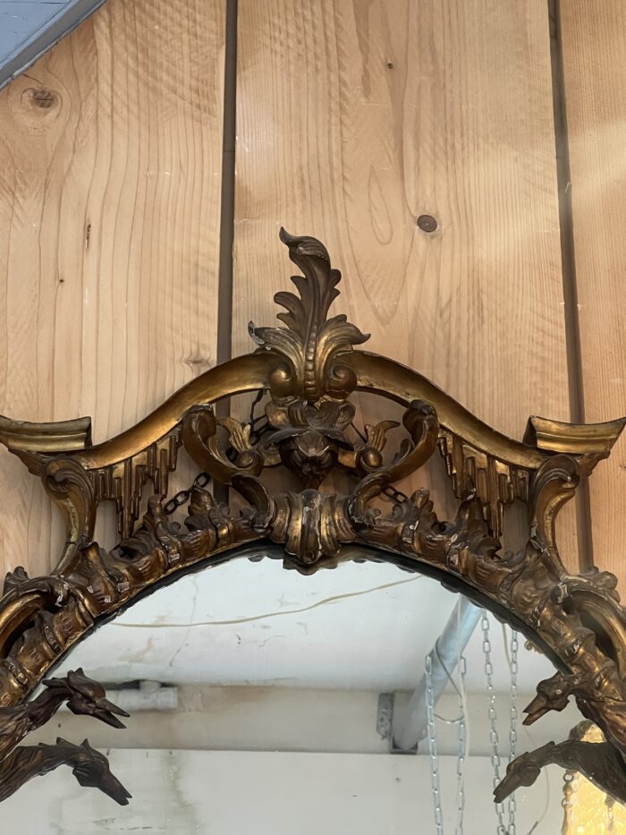 Grand miroir en bois doré, richement sculpté de dragon ailés, époque XIXe siècle