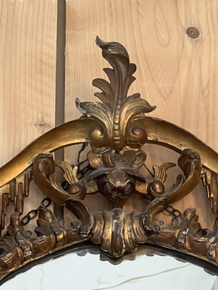 Grand miroir en bois doré, richement sculpté de dragon ailés, époque XIXe siècle