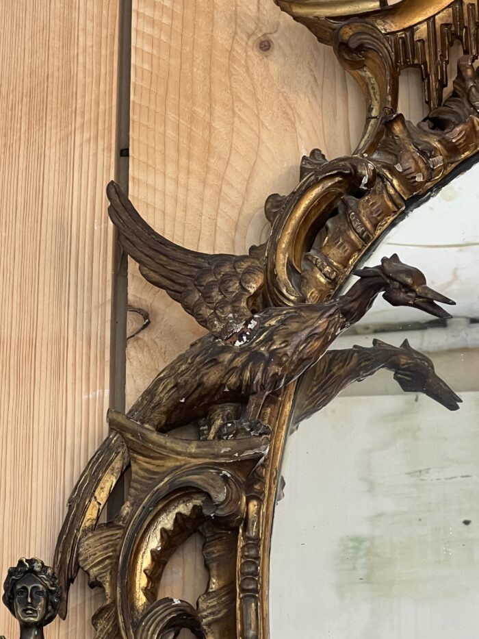 Grand miroir en bois doré, richement sculpté de dragon ailés, époque XIXe siècle