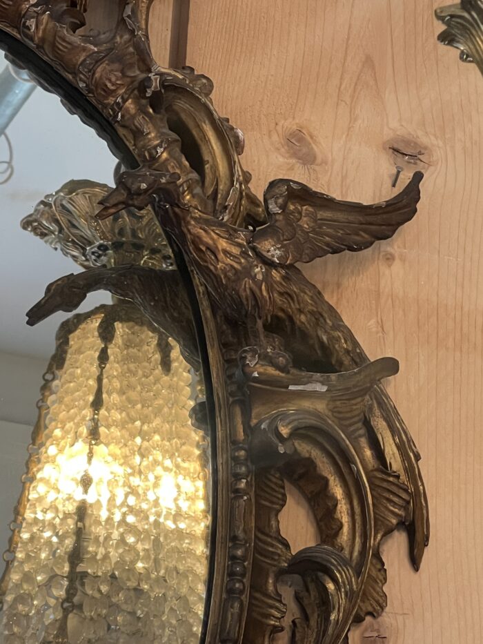 Grand miroir en bois doré, richement sculpté de dragon ailés, époque XIXe siècle