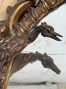 Grand miroir en bois doré, richement sculpté de dragon ailés, époque XIXe siècle
