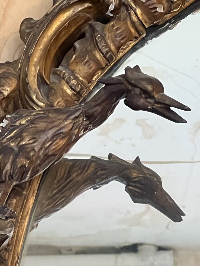 Grand miroir en bois doré, richement sculpté de dragon ailés, époque XIXe siècle