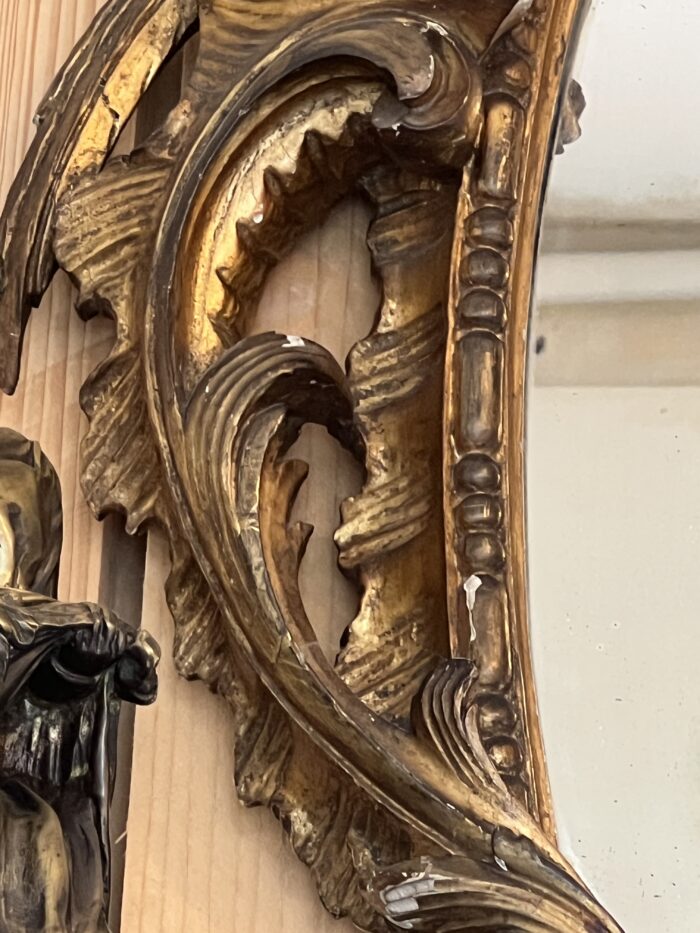 Grand miroir en bois doré, richement sculpté de dragon ailés, époque XIXe siècle