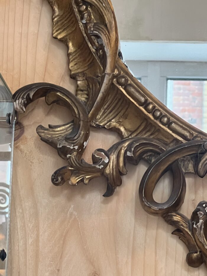 Grand miroir en bois doré, richement sculpté de dragon ailés, époque XIXe siècle