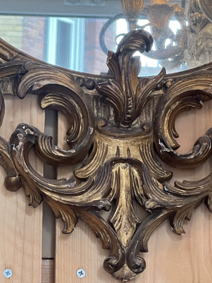 Grand miroir en bois doré, richement sculpté de dragon ailés, époque XIXe siècle