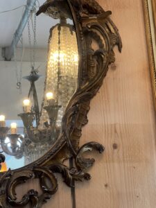 Grand miroir en bois doré, richement sculpté de dragon ailés, époque XIXe siècle
