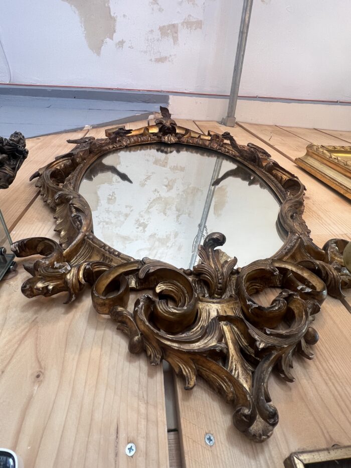 Grand miroir en bois doré, richement sculpté de dragon ailés, époque XIXe siècle