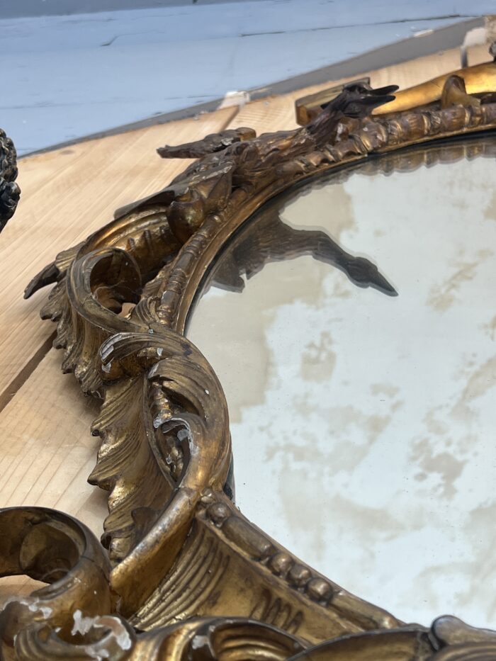 Grand miroir en bois doré, richement sculpté de dragon ailés, époque XIXe siècle