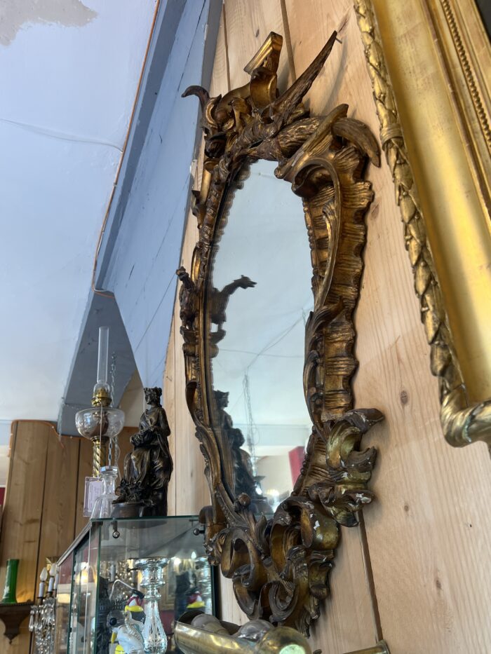 Grand miroir en bois doré, richement sculpté de dragon ailés, époque XIXe siècle