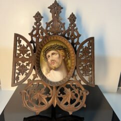 Superbe encadrement en bois sculpté et christ peint su porcelaine XIXe siècle