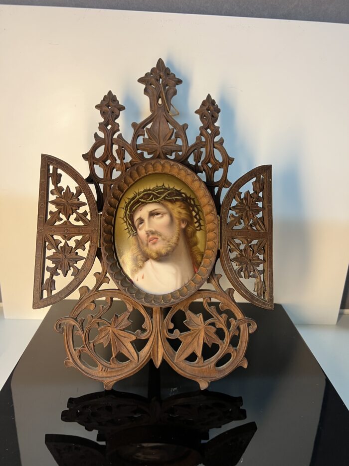 Superbe encadrement en bois sculpté et christ peint su porcelaine XIXe siècle