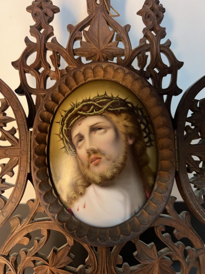 Superbe encadrement en bois sculpté et christ peint su porcelaine XIXe siècle