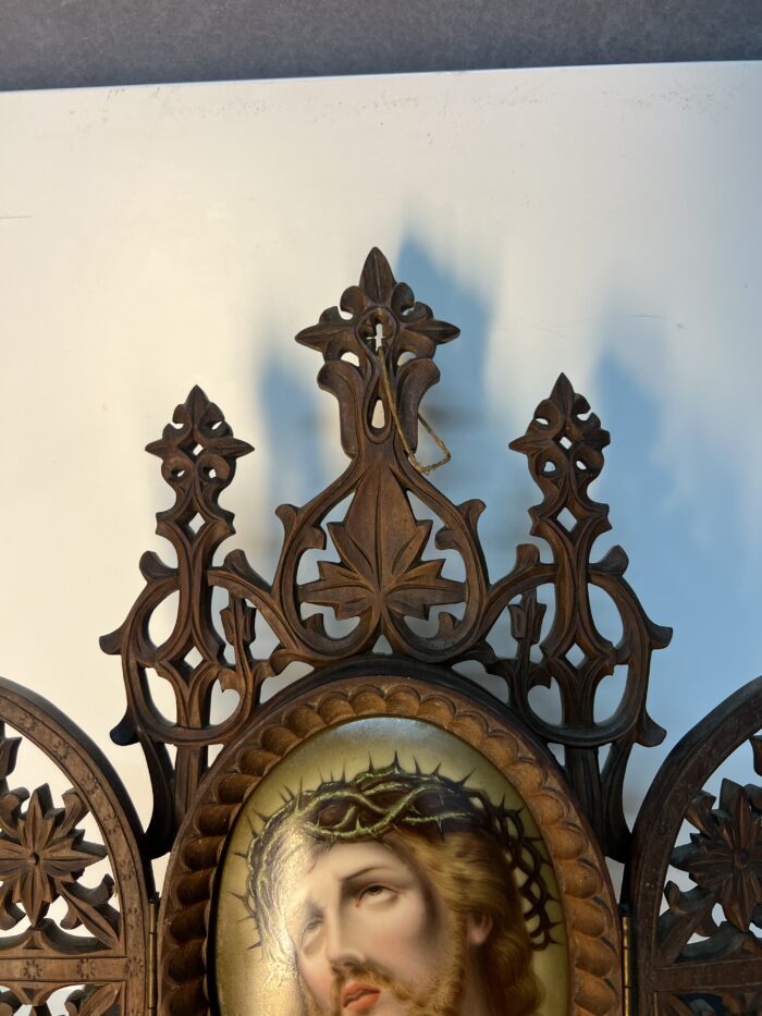 Superbe encadrement en bois sculpté et christ peint su porcelaine XIXe siècle