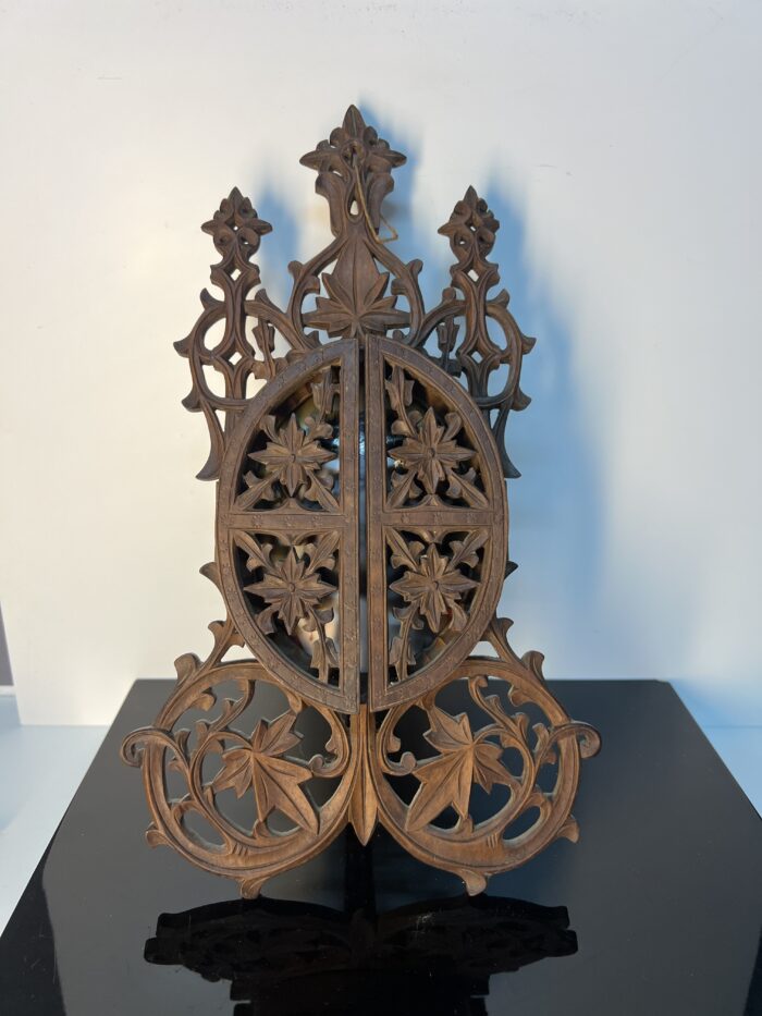Superbe encadrement en bois sculpté et christ peint su porcelaine XIXe siècle