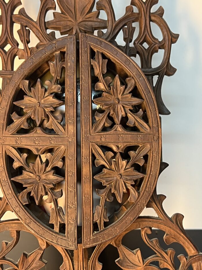 Superbe encadrement en bois sculpté et christ peint su porcelaine XIXe siècle