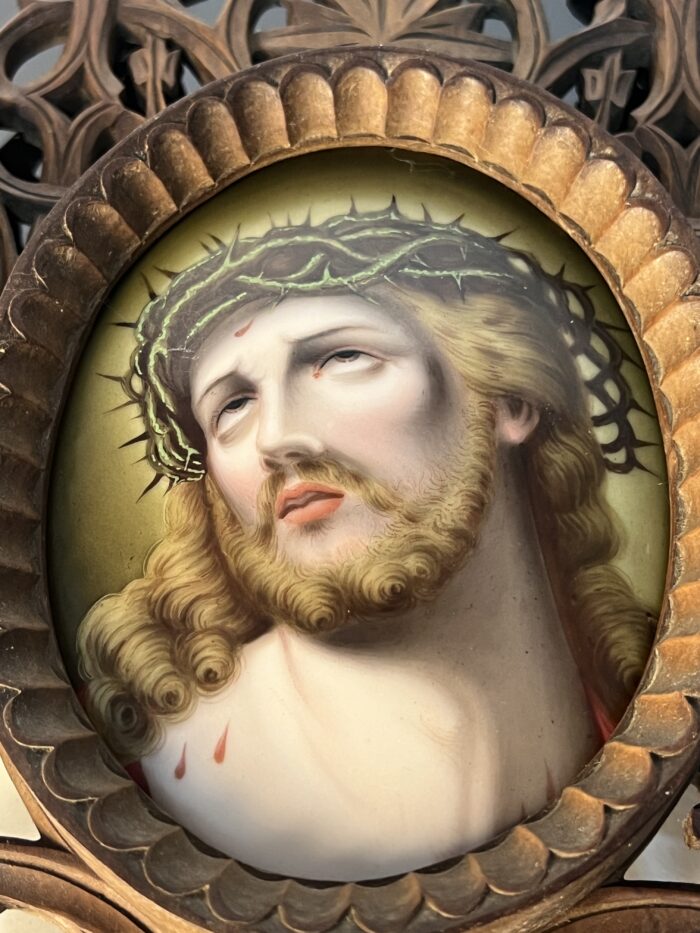 Superbe encadrement en bois sculpté et christ peint su porcelaine XIXe siècle