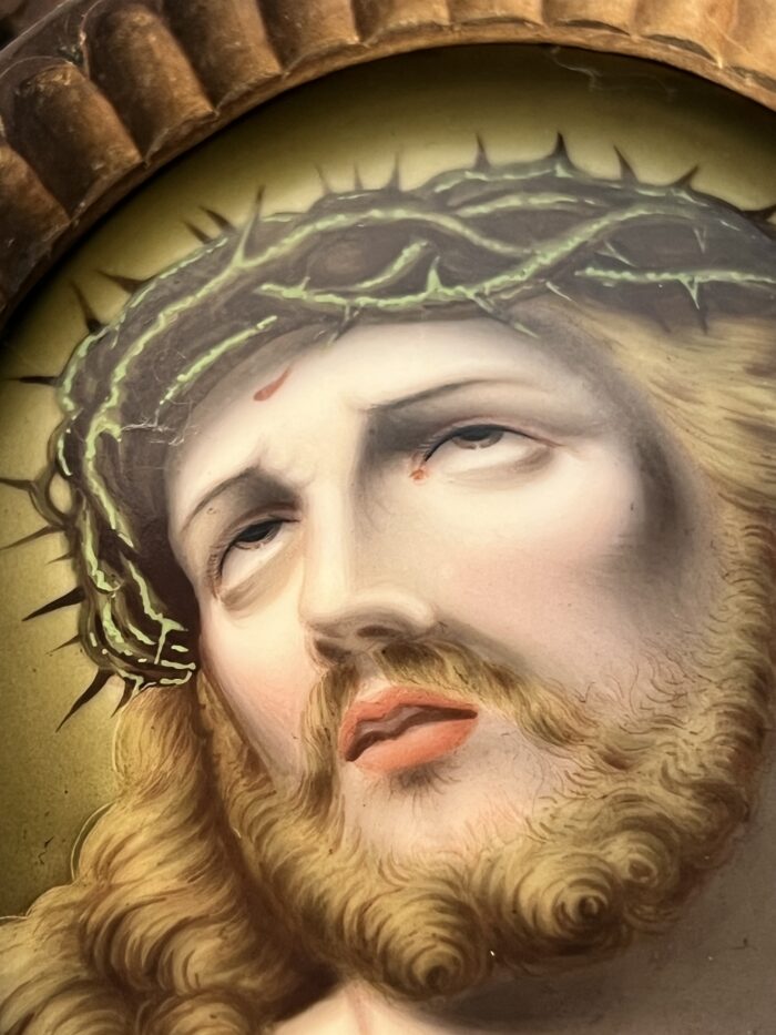 Superbe encadrement en bois sculpté et christ peint su porcelaine XIXe siècle