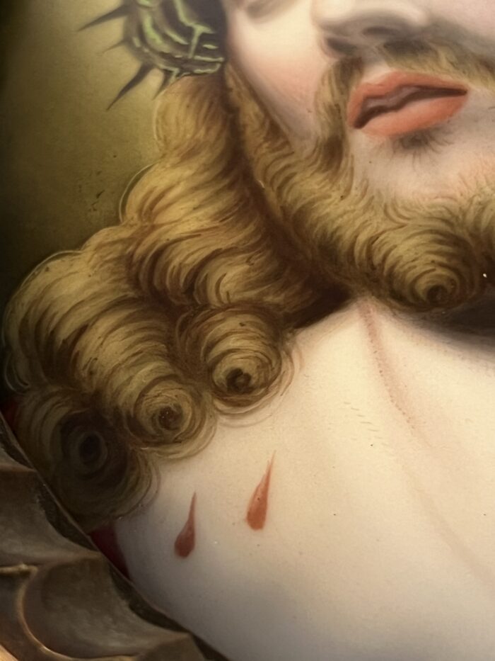 Superbe encadrement en bois sculpté et christ peint su porcelaine XIXe siècle