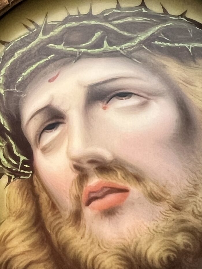 Superbe encadrement en bois sculpté et christ peint su porcelaine XIXe siècle