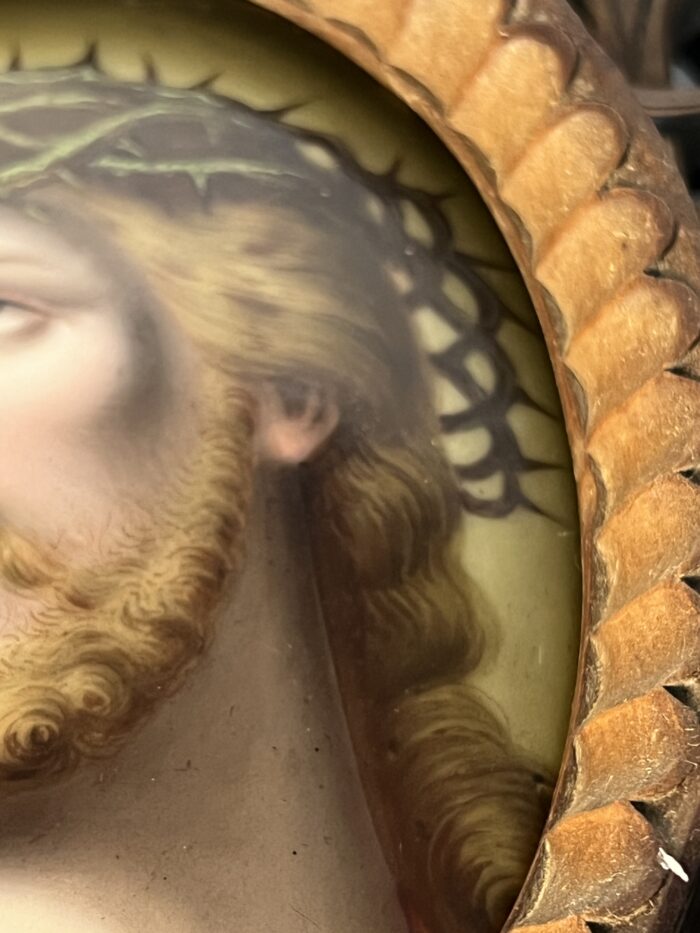 Superbe encadrement en bois sculpté et christ peint su porcelaine XIXe siècle