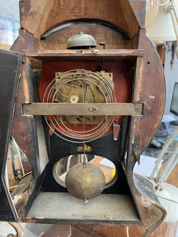 Elégante pendule neuchâteloise du XIXe siècle illustre le raffinement de l’horlogerie suisse d’époque