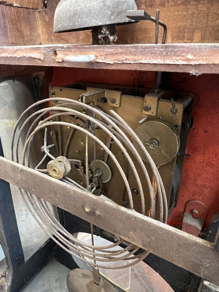 Elégante pendule neuchâteloise du XIXe siècle illustre le raffinement de l’horlogerie suisse d’époque