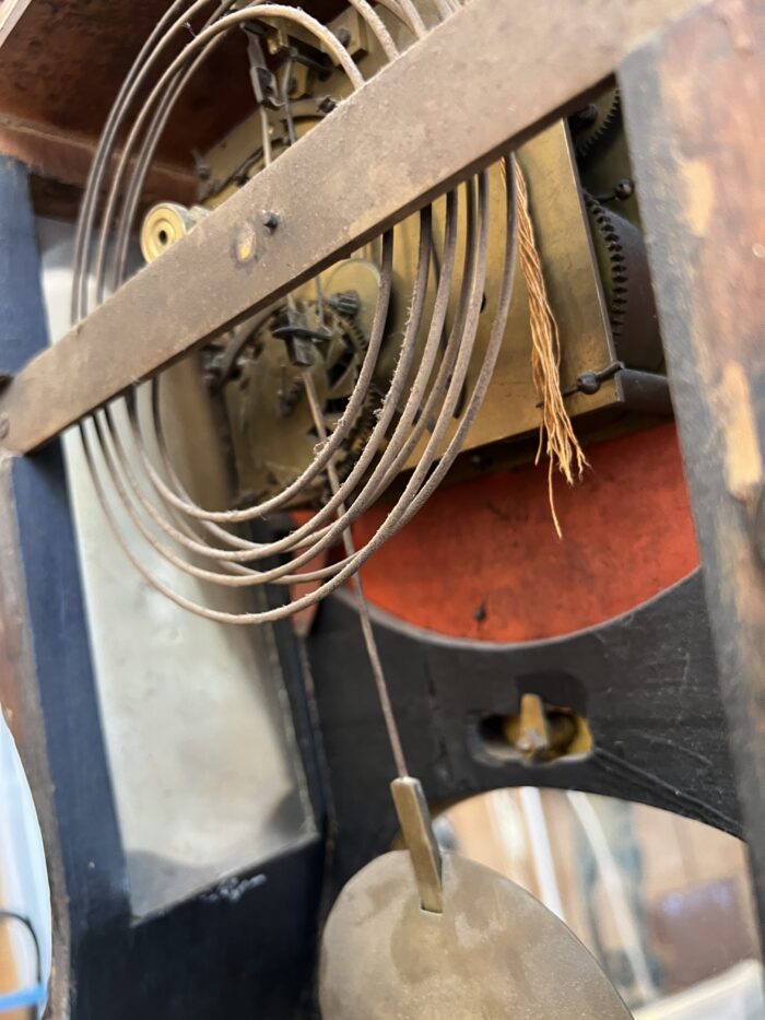Elégante pendule neuchâteloise du XIXe siècle illustre le raffinement de l’horlogerie suisse d’époque