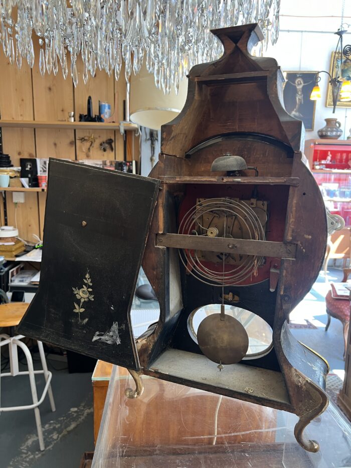 Elégante pendule neuchâteloise du XIXe siècle illustre le raffinement de l’horlogerie suisse d’époque