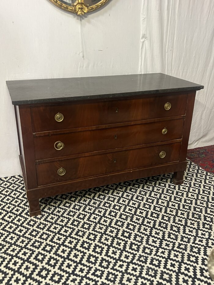 Commode Empire, époque début du XIXe siècle en bois de placage acajou
