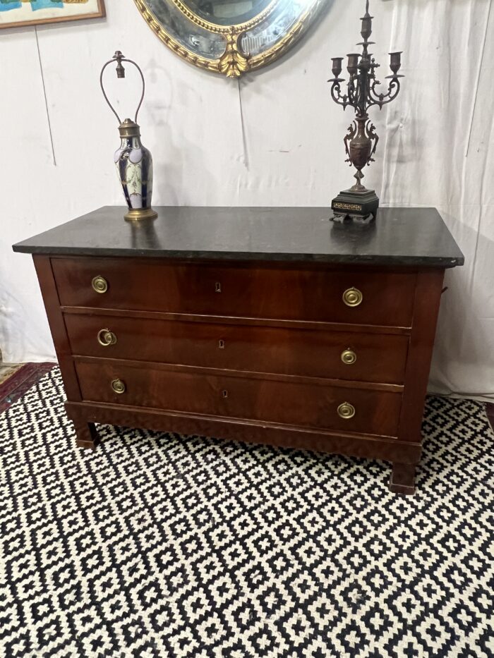 Commode Empire, époque début du XIXe siècle en bois de placage acajou