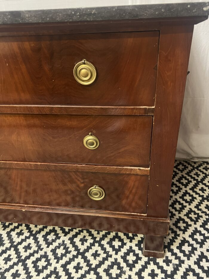 Commode Empire, époque début du XIXe siècle en bois de placage acajou