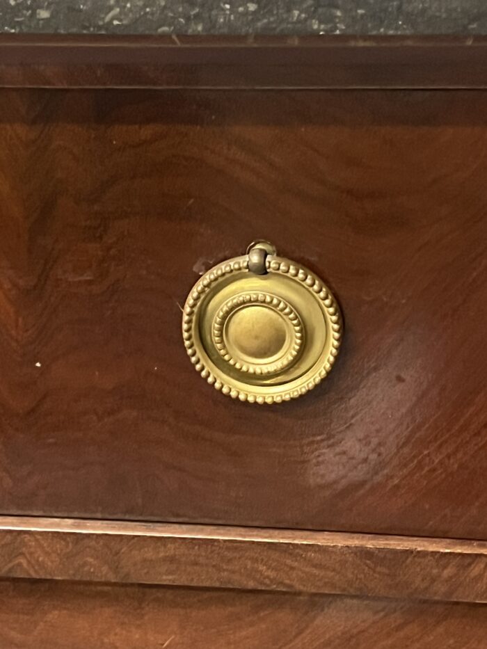 Commode Empire, époque début du XIXe siècle en bois de placage acajou