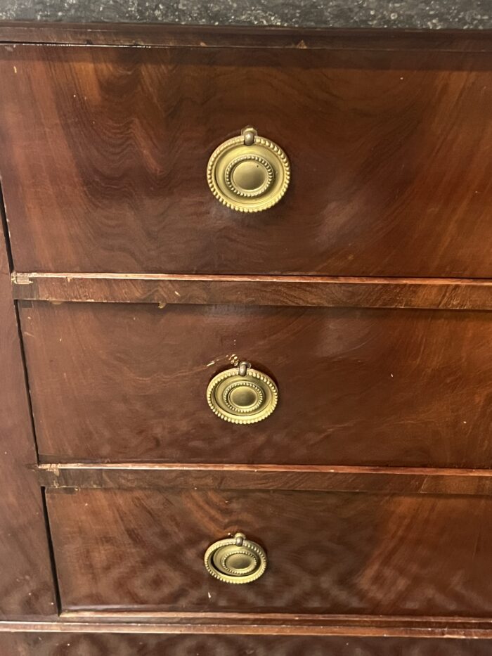 Commode Empire, époque début du XIXe siècle en bois de placage acajou